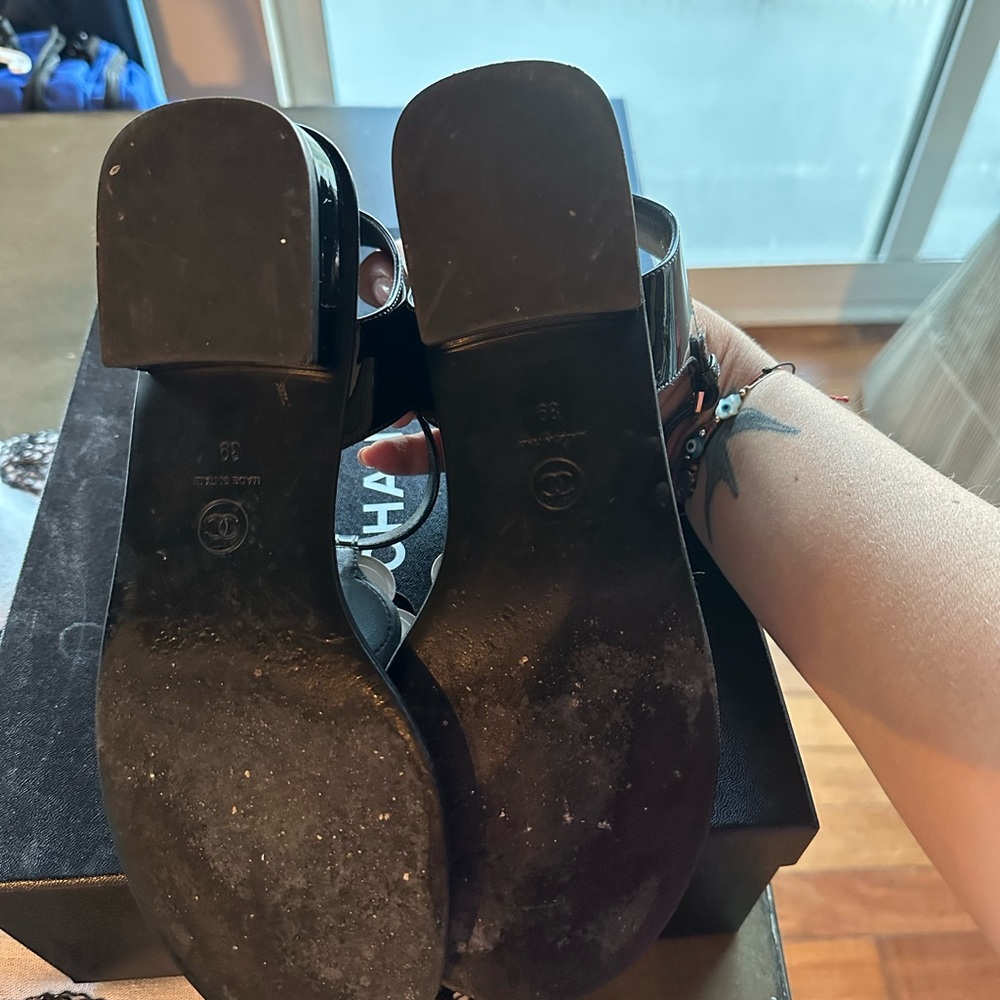 Chanel patent flower sandals - Picture 3 of 7